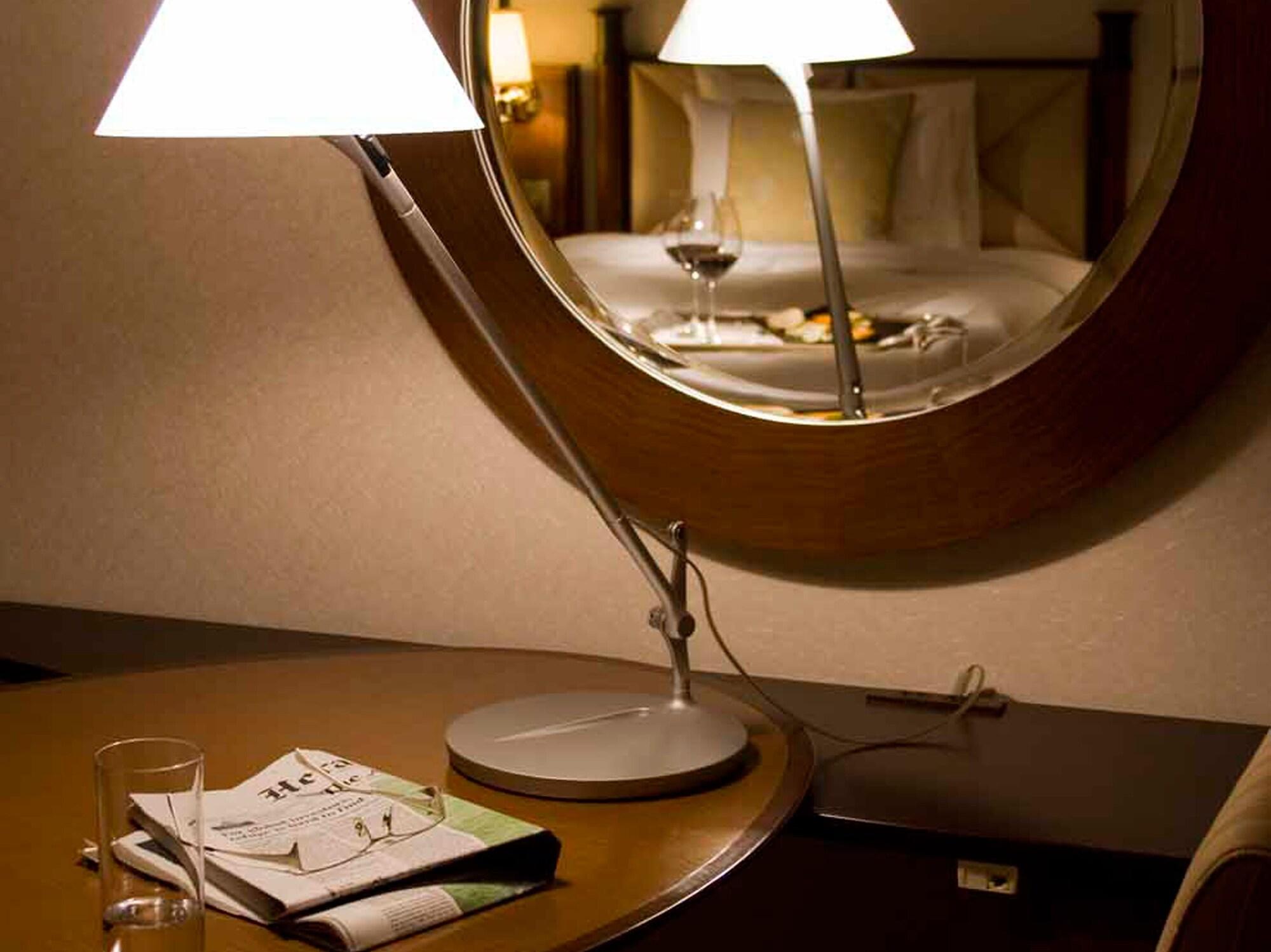 미야코 호텔 기후 나가라가와 외부 사진 A table lamp