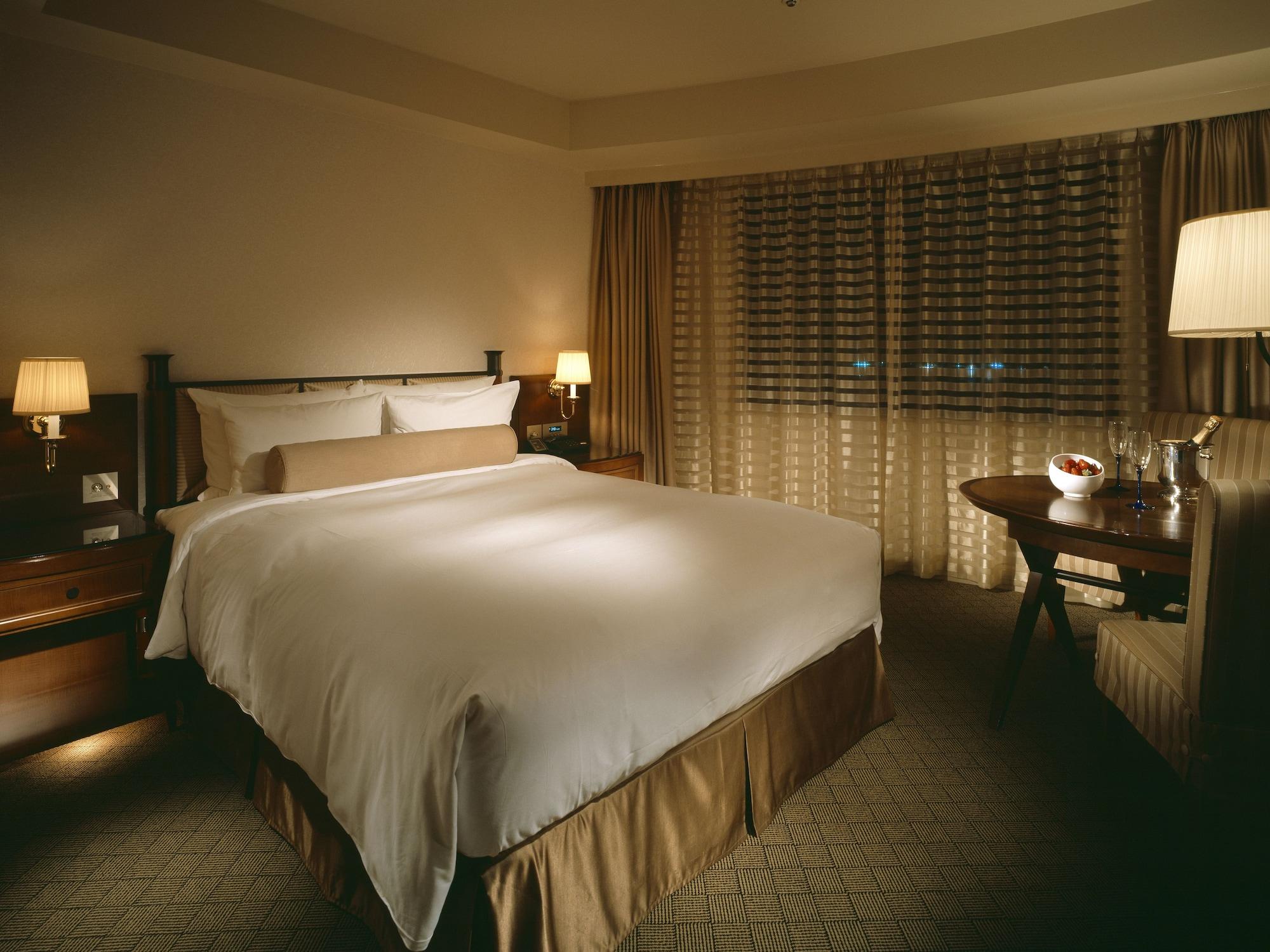 미야코 호텔 기후 나가라가와 외부 사진 A bedroom at the Mandarin Oriental, Hong Kong