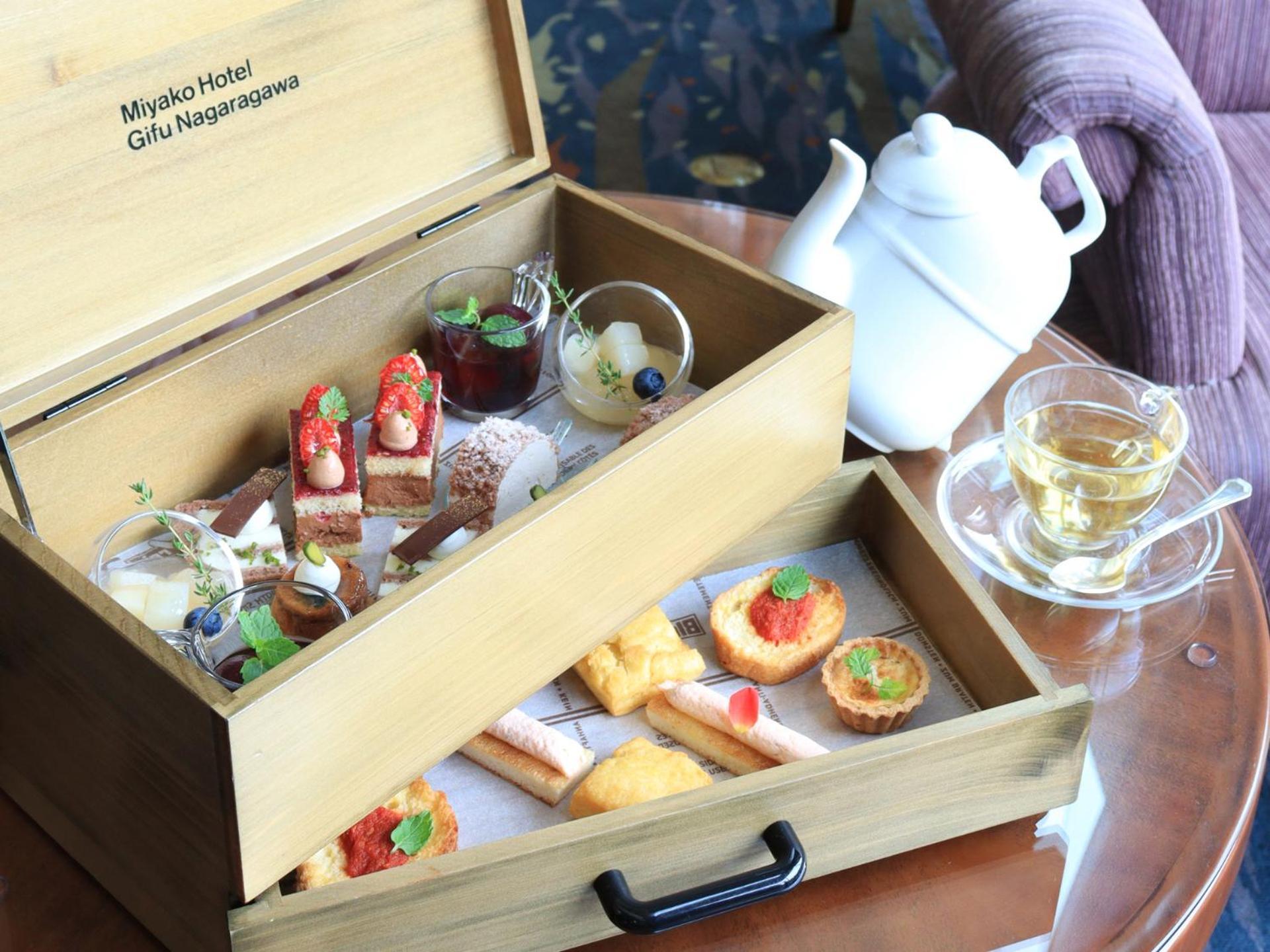 미야코 호텔 기후 나가라가와 외부 사진 Afternoon tea at the hotel