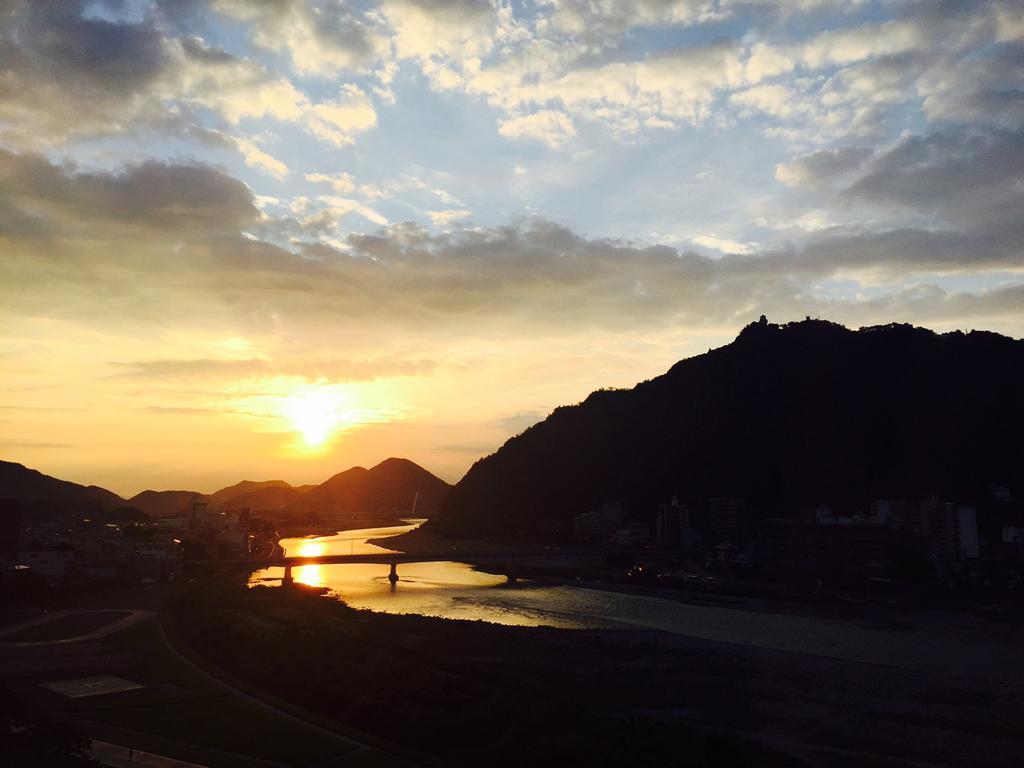 미야코 호텔 기후 나가라가와 외부 사진 Sunset over the river